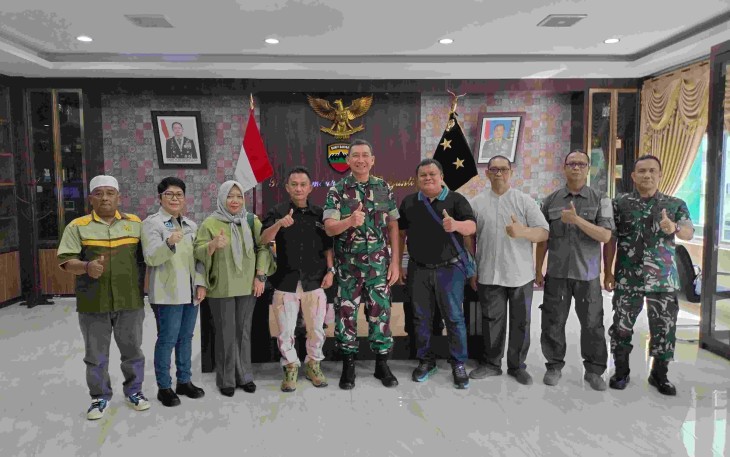 Pangdam I/BB Mayjen TNI Hendy Antariksa foto bersama wartawan di ruang kerjanya, Senin (5/1)