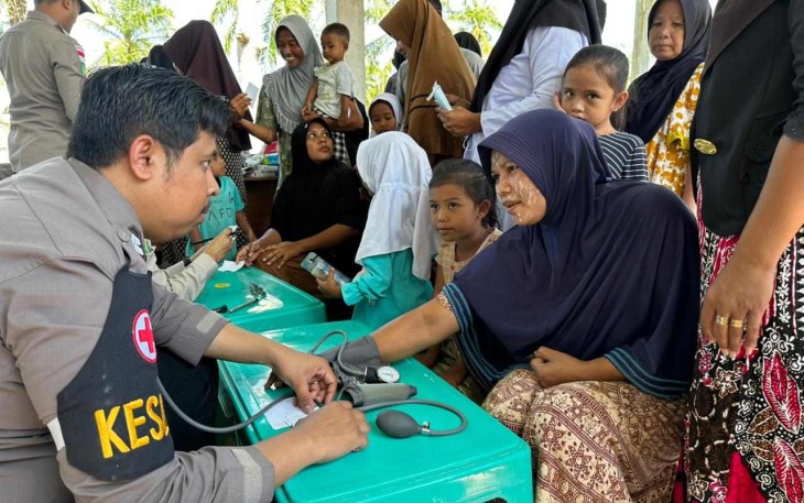 Pelayanan kesehatan keliling untuk warga korban banjir di Aceh Tamiang 