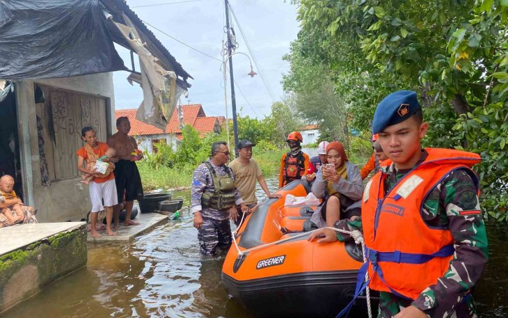 Evakuasi warga korban banjir di Kabupaten Pekalongan 