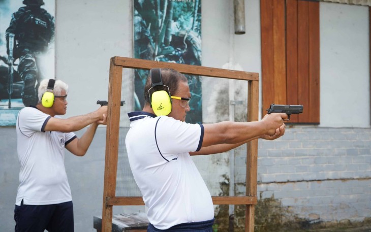 Dankodaeral XIV Laksamana Muda TNI Djatmoko saat latihan menembak pistol