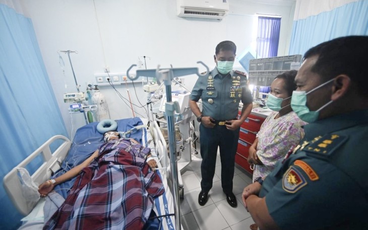 Wadan Kodaeral VI Laksamana Muda TNI Dr Arya Delano menjenguk pasien korban ledakan kapal nelayan di RSAL Jala Ammari, Selasa (3/2)