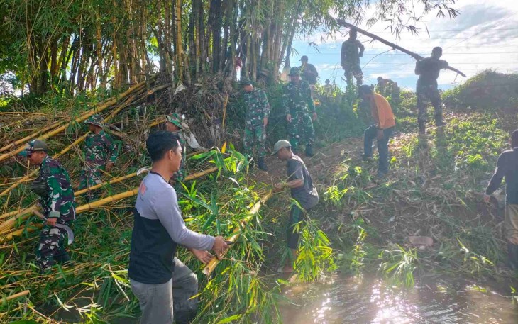 Pembersihan lahan lokasi jembatan gantung 