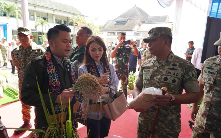 Danrem 083/Bdj Kolonel Inf Kohir dampingi anggota Komisi I DPR RI meninjau stand UMKM Korem 083/Bdj, Jum'at (6/2)