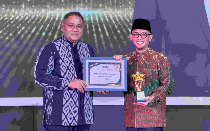 Wamenhaj Dahnil Anzar Simanjuntak menerima Golden Leader 2026