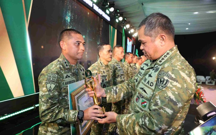 Danbrigif 6/TSB/2 Kostrad Letkol Inf Fajar Akhirudin saat menerima penghargaan dari Kasad Jenderal TNI Maruli Simanjuntak di Jakarta, Rabu (11/2)