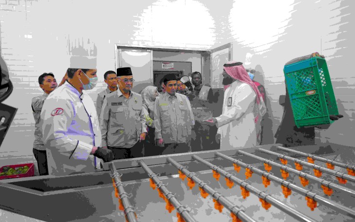 Menhaj Mochamad Irfan Yusuf saat mengunjungi dapur haji di Makkah, Minggu (15/2)