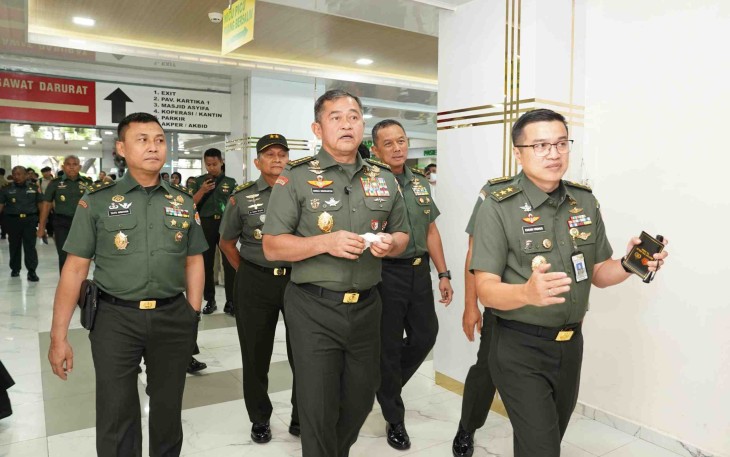 Kasad Jenderal TNI Maruli Simanjuntak menerima pemaparan saat meninjau RSPAD Gatot Subroto Jakarta, Senin (23/2)