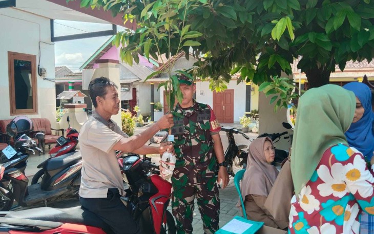 Pembagian bibit pohon di wilayah desa binaan 