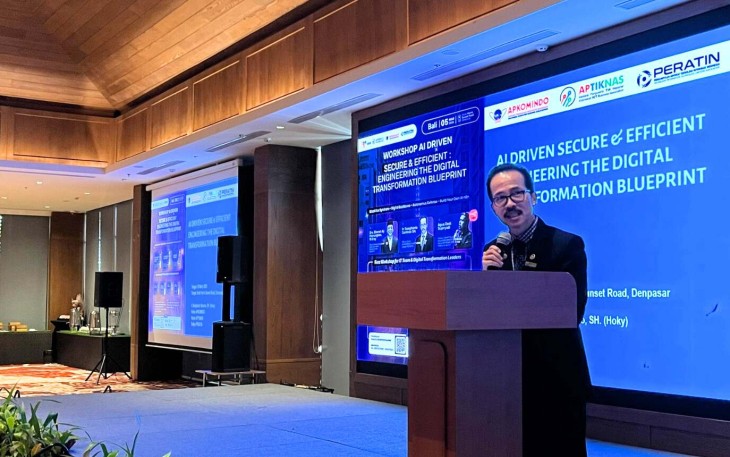 Ketua Umum DPP APKOMINDO dan DPP APTIKNAS, Ir. Soegiharto Santoso, SH., menyampaikan paparan dalam workshop “AI Driven Secure & Efficient: Engineering the Digital Transformation Blueprint” di Hotel Harris Sunset Road, Bali, 5 Maret 2026.