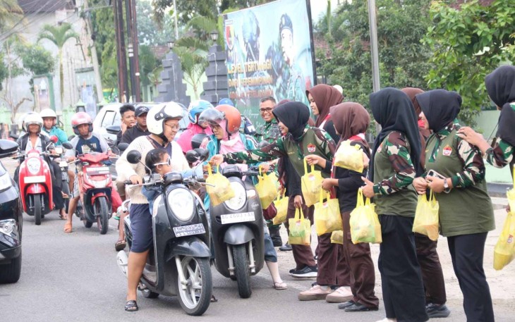 Bagikan takjil pengendara motor 