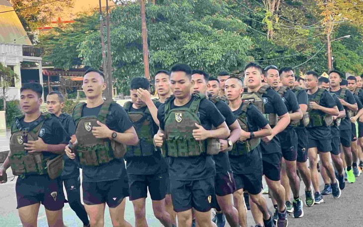 Lari pagi prajurit Satgas Yonarmed 12 Kostrad 