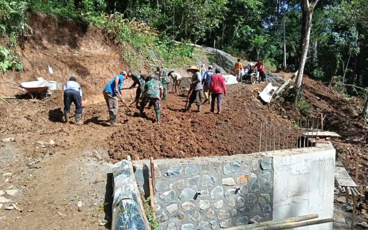 Penimbunan material jembatan garuda