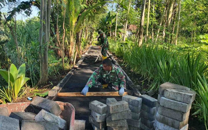 Pavingisasi jalan Dusun Klagin Desa Brabe