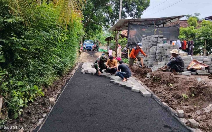 Pemasangan paving blok di wilayah Desa Brabe
