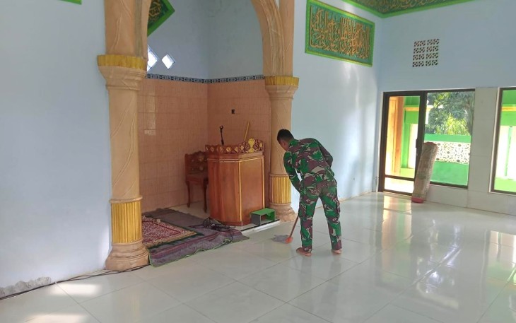 Bersihkan lantai masjid Nurul Jannah