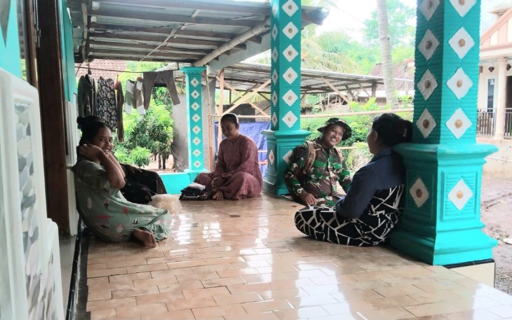 Komsos bersama warga desa lokasi TMMD