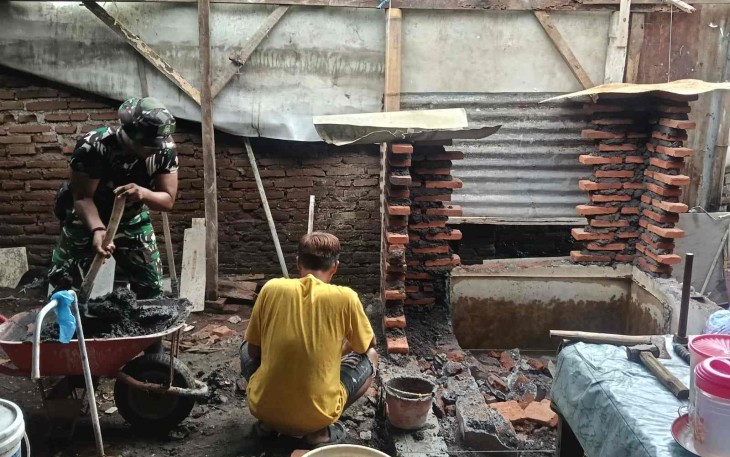 Pengerjaan sanitasi rumah Tariyah di Dusun Sumur