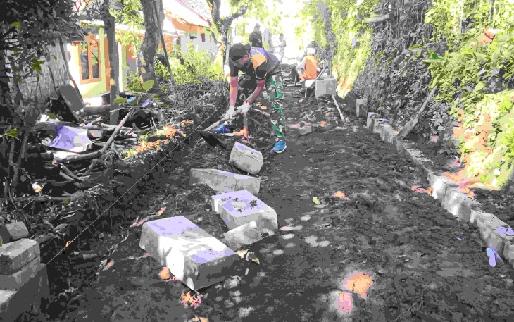 Pengerjaan paving Dusun Klagin