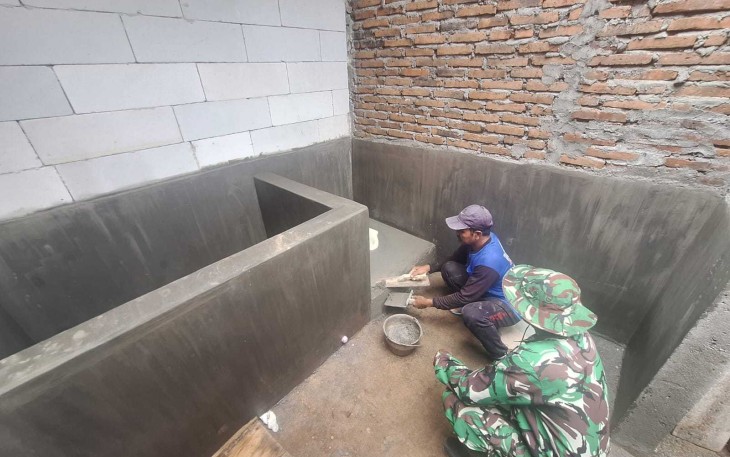 Pengerjaan MCK rumah mbah Paini