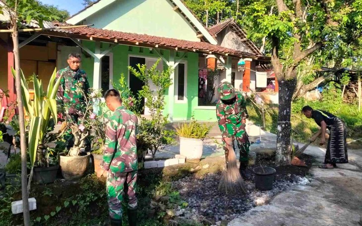 Pembersihan lingkungan sekitar rumah