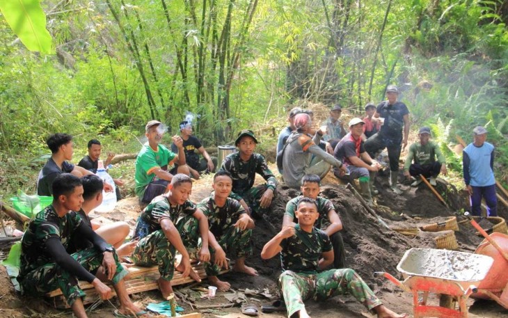 Kebersamaan saat istirahat di lokasi TMMD