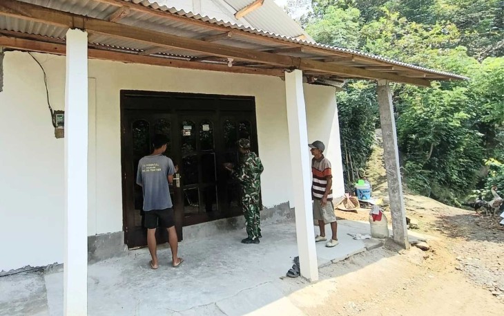 Pengecatan jendela rumah bapak Sarto