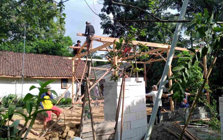 Bangun rumah warga desa binaan