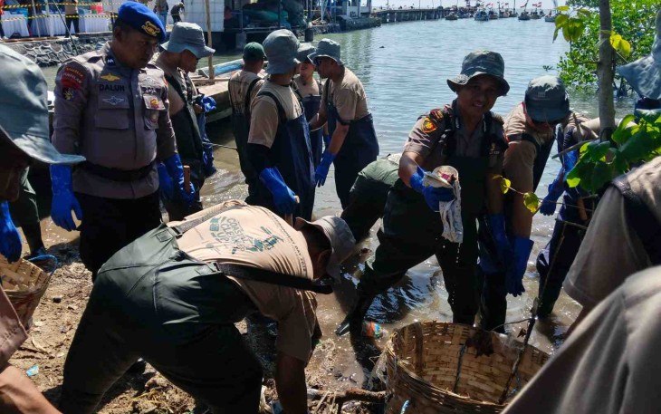 Bersih-bersih pantai