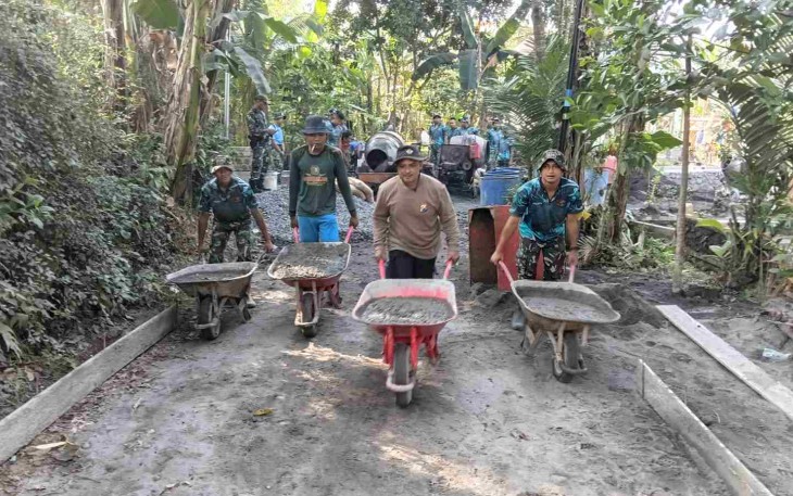Pengecoran jalan di dusun Lembenah
