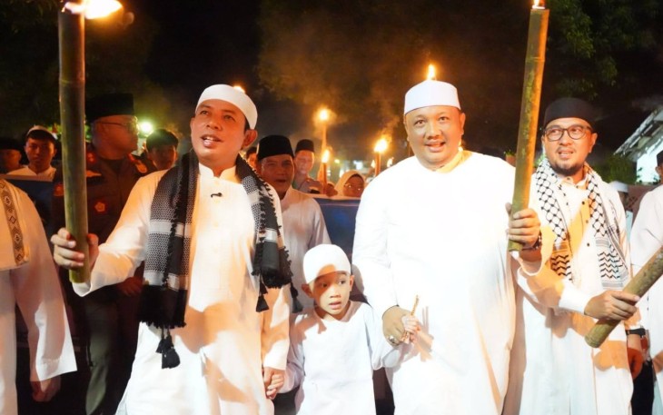 Wali Kota Bengkulu Dedy Wahyudi bersama Wakil Wali Kota Ronny P. L. Tobing turut langsung mengikuti arak-arakan pawai obor bersama unsur Forkopimda