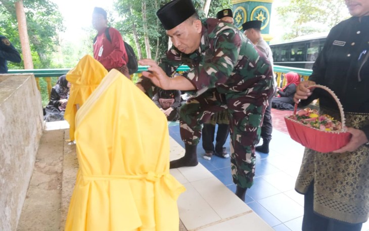 Dandim 0315/Tanjungpinang Hadiri Ziarah Makam Tokoh Melayu pada Peringatan Hari Jadi ke-242 Kota Tanjungpinang