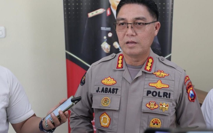 Kabid Humas Polda Jatim Kombes Pol Jules Abraham Abast saat memberikan keterangan pers, Sabtu (10/1)