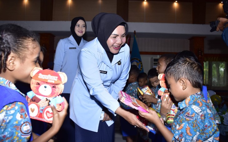 Dankodaeral X Makan Satu Piring Berdua Dengan Siswa TK Hangtuah Jayapura