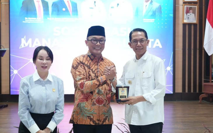 Kepala BKN Prof Zudan Arif Fakhrulloh saat menerima cenderamata di Batam, Selasa (13/1)