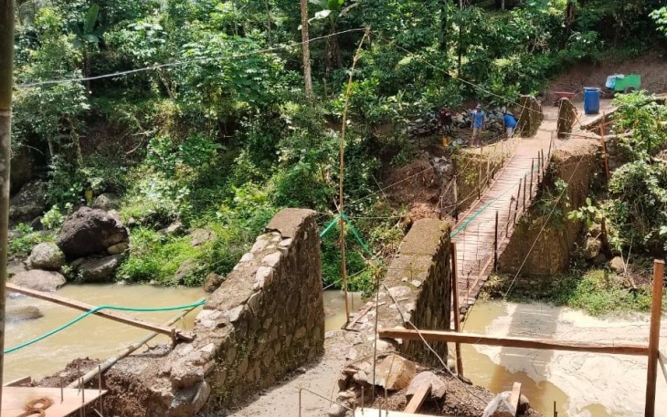 Pembangunan jembatan gantung perintis di wilayah desa binaan 