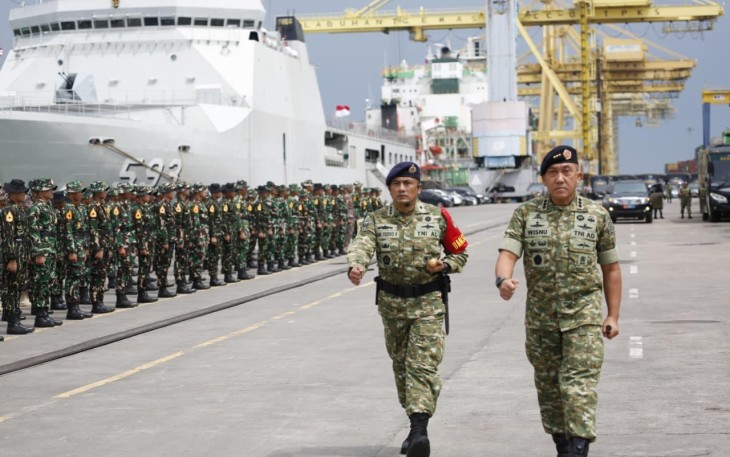 Upacara pemberangkatan taruna peserta Latsitardanus 2026 di Dermaga Samudra 2 Pelabuhan Tanjung Mas, Semarang, Sabtu (17/1)