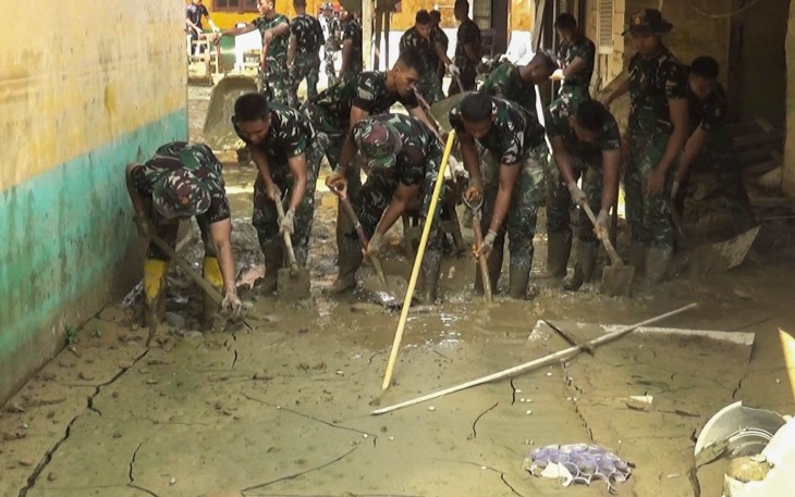 Aksi Taruna Akademi TNI Bersihkan Sekolah Pascabanjir di Aceh Tamiang