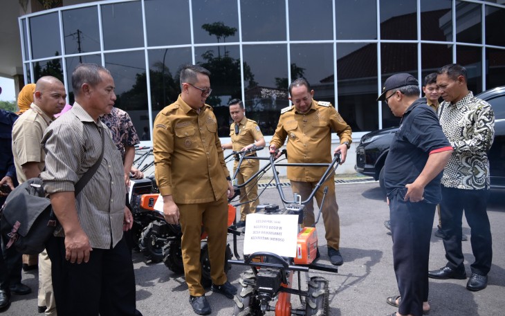 Caption : Bupati dan Wakil Bupati Karanganyar, Rover Christanto dan Adhe Eliana, meninjau langsung penyerahan bantuan drone sprayer untuk kelompok tani, di Pendopo Rumah Dinas Bupati Karanganyar, Senin (26/1/2026)