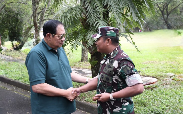 Danrem 083/Bdj Kolonel Inf Kohir saat menyambut Susilo Bambang Yudhoyono di Pandaan, Rabu (28/1)