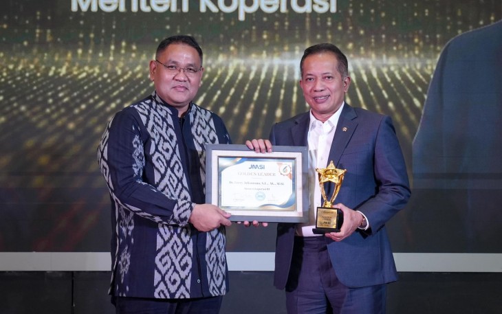 Menkop Ferry Juliantono saat menerima penghargaan 