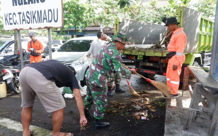 Caption : Personel Kodim 0727/Karanganyar bersama warga membersihkan sampah dalam aksi kerja bakti di Pasar Nglano, Tasikmadu, Karanganyar Rabu (11/2/2026)