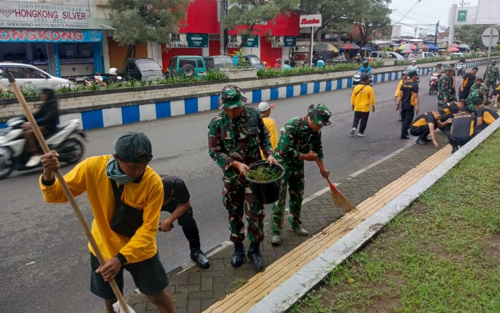 Anggota Kodim 0802/Ponorogo tadi pagi mengikuti kegiatan kerja bakti dalam rangka memperingati Hari Peduli Sampah Nasional (HPSN) Tahun 2026, Jumat (13/02/2026) 