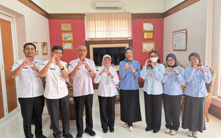 Kepala Biro Hukum dan Humas BGN, Khairul Hidayati foto bersama saat mengunjungi DPMPTSP Jateng, Rabu (4/3)