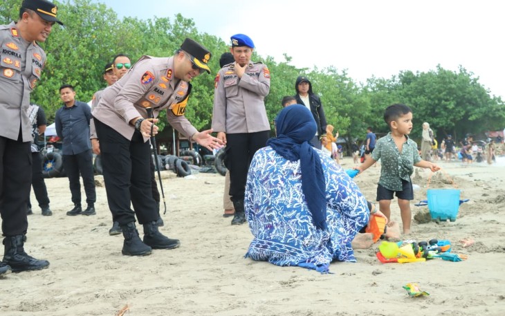Kapolres Gresik AKBP Ramadhan Nasution menyapa wisatawan 