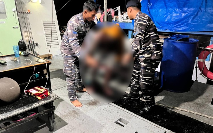 TNI AL Bersama Tim Gabungan Evakuasi Kapal Terbakar, 14 Orang Berhasil Diselamatkan 