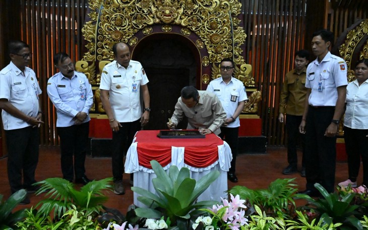 Wakil Menteri Pendidikan Dasar dan Menengah (Wamendikdasmen), Fajar Riza Ul Haq, meresmikan hasil program revitalisasi tahun 2025 di 19 satuan pendidikan berbagai jenjang di Kabupaten Karangasem, Bali