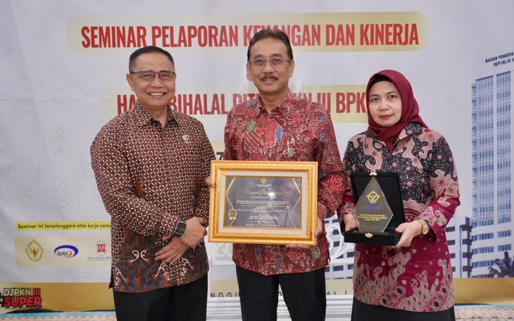 Sekjen ATR/BPN Dalu Agung Darmawan saat menerima penghargaan di kantor BPK RI, Jakarta, Selasa (7/4)