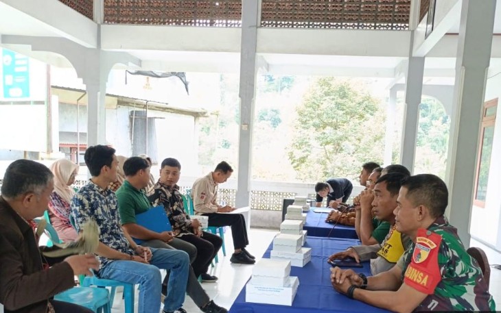 Penyerahan sertifikat elektronik warga desa binaan 