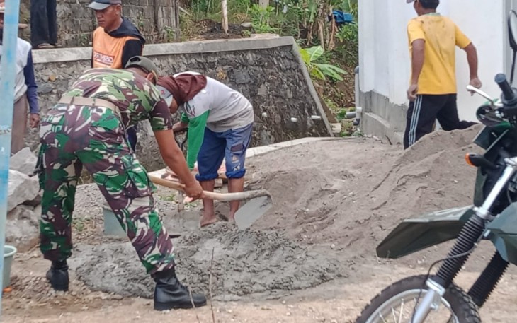Gotong royong perbaiki jalan rusak 