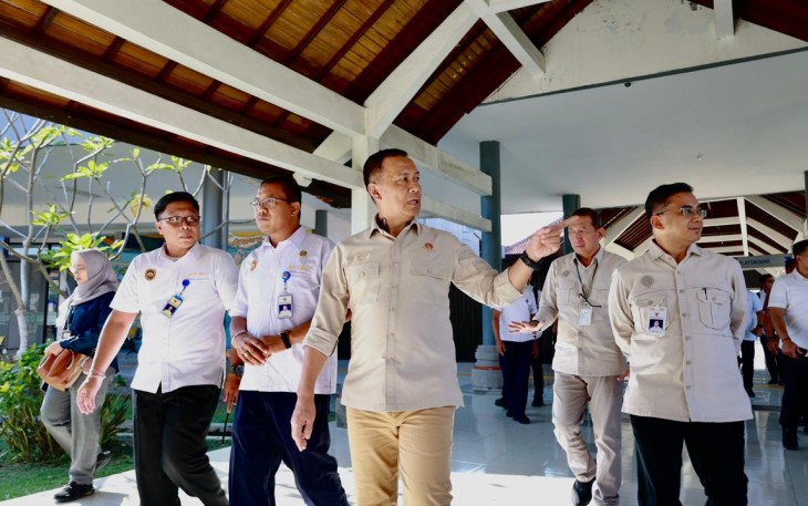 Dirjen Hubdat Aan Suhanan di terminal tipe A Mengwi, Bali, Jumat (17/4)